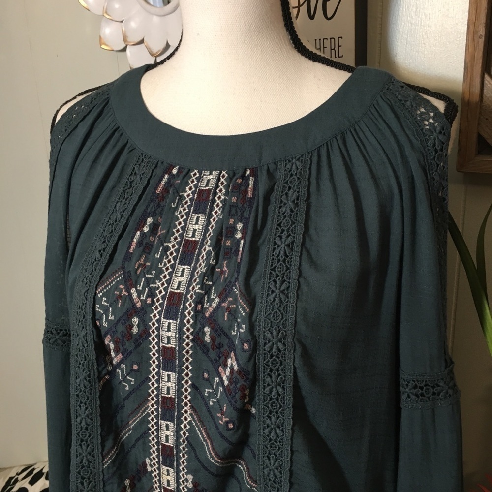 Knox Rose long shoulder peek a boo sleeve top - Picture 2 of 7